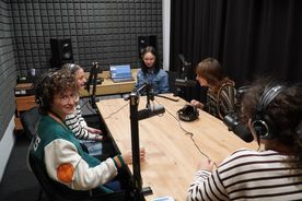 Młodzież siedząca w studio nagraniowym