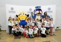 zdjęcie przedstawia dzieci z policyjną maskotką