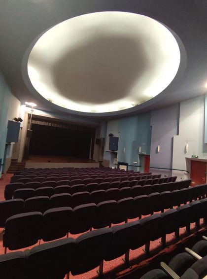 Sala widowiskowa przed remontem.