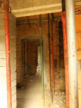 Swierklanska fot.LucynaTyl 5 Wnętrze ceglanego budynku w czasie gruntownego remontu, stropy podparte belkami.