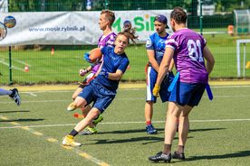 Sportowcy na boisku grający w futbol amerykański 