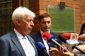 Konferencja prasowa z udziałem prezydenta Rybnika Piotra Kuczery przed budynkiem zdesakralizowanej kaplicy w kompleksie byłego szpitala Juliusz
