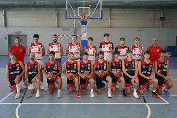 drużyna koszykarzy ustawiona do zdjęcia