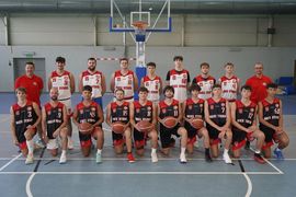 drużyna koszykarzy ustawiona do zdjęcia
