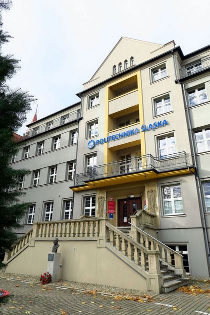 Popiersie prof. Jerzego Kucharczyka przed budynkiem Politechniki Śląskiej w Rybniku