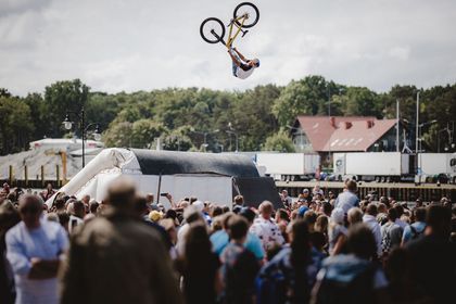 Sporty ekstremalne - dirt jumping. Sportowca podziwia publiczność