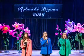 Osoby na scenie odbierające nagrody Prymus