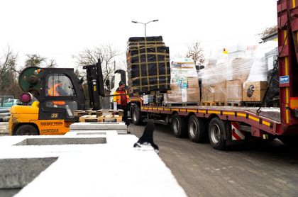 Transport z pomocą dla Ukrainy - załadunek środków zebranych przez mieszkańców Rybnika 