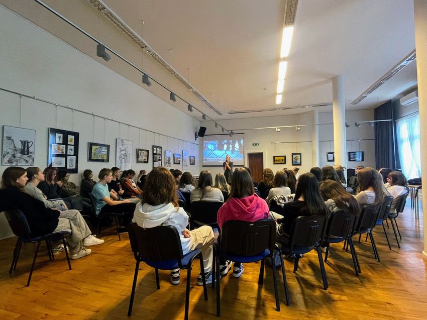 Pokazowa Niebieska Godzina Wychowawcza, podczas której prowadząca przekazała uczniom wiedzę na temat przemocy i skutecznych sposobów radzenia sobie w trudnych sytuacjach