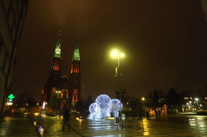 Świątecznie ustrojony Rybnik nocą 
