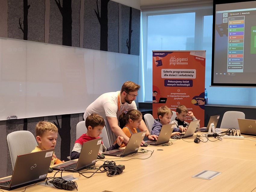 Uczestnicy warsztatów programistycznych “Koduj z Gigantami”