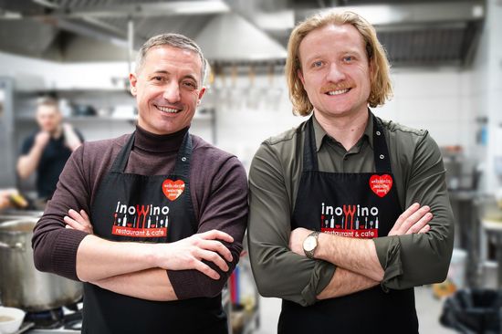 Piotr Kuczera - prezydent Rybnika i Paweł Nowak - szef restauracji InoWino Świerklaniec