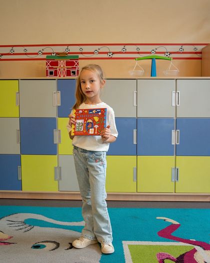 dziewczynka trzymająca książkę
