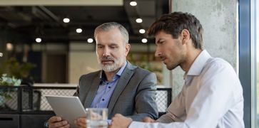 mężczyźni rozmawiający przy stole