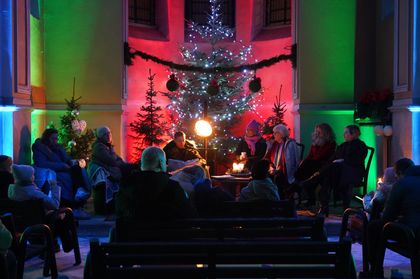 Czytanie świątecznych baśni w starej kaplicy