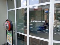 Zdjęcie przedstawia toaletę publiczną na placu wolności