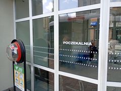 Zdjęcie przedstawia toaletę publiczną na placu wolności