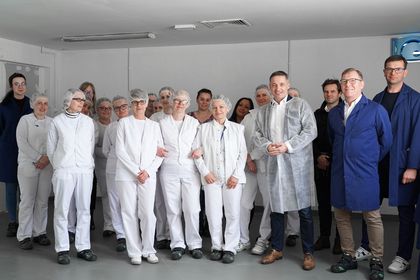 Spotkanie prezydenta Piotra Kuczery z pracownikami działającej w Rybniku firmy produkcyjnej CrispyFood- Toppers