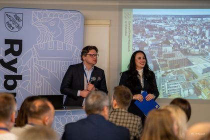 uczestnicy konterencji podsumowującej wdrożenie bliźniaka cyfrowego ulic miasta Rybnika 