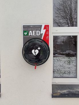 Defibrylator AED na ścianie budynku użyteczności publicznej w dzielnicy Boguszowice Osiedle. 