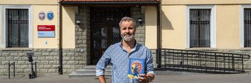 mężczyzna trzymający książkę