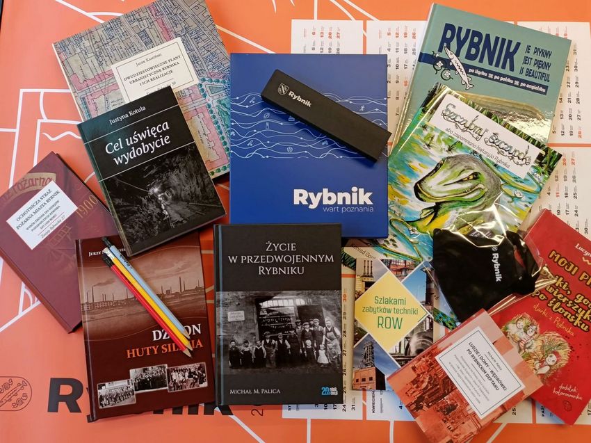 Różne, związane z Rybnikiem ksiazki wyłożone na stole