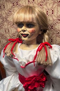 Zdjęcie przedstawia straszną lalke Annabelle.