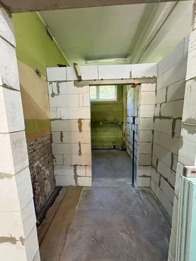 Zdjęcie wewnątrz remontowanego budynku