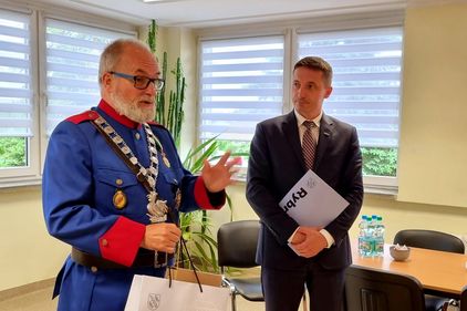 Prezydent Rybnika Piotr Kuczera przekazuje Stacji Pogotowia Ratunkowego w Rybniku pulsoksymetr stacjonarno-transportowy dzięki akcji Bractwa Kurkowego Miasta Rybnika.