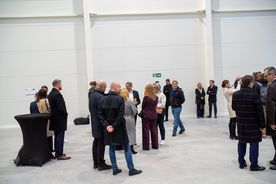 zdjęcie przedstawia ludzi na otwarciu nowej fabryki