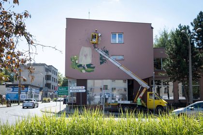 Wykonywanie muralu na ścianie budynku