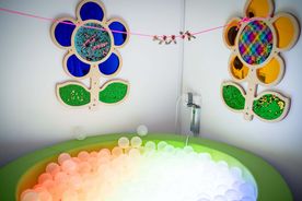 Sprzęty leczniczo-rehabilitacyjne w salach rybnickiego Ośrodka Leczenia i Rehabilitacji Dzieci im. św. Jana Pawła II 