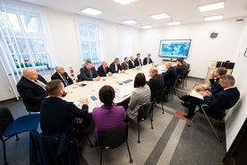 Spotkanie przy stole konferencyjnym przedstawicieli Grupy PGE, Miasta Rybnik i PGNiG TERMIKA S.A. 