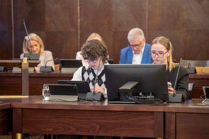 młodzież w sali obrad urzędu miasta na sesji młodzieżowej rady miasta