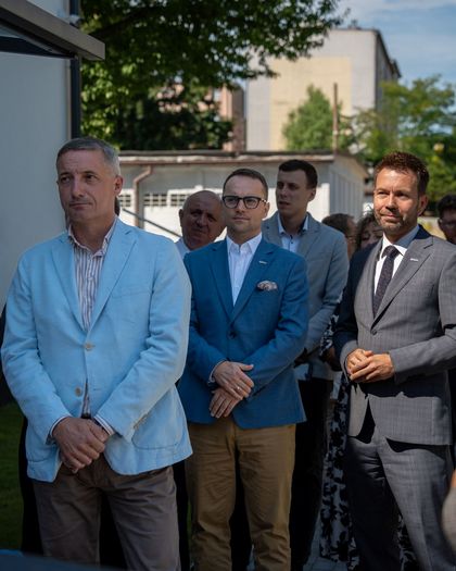 grupa ludzi stojących obok siebie