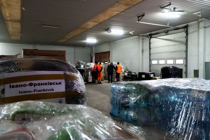 Transport z pomocą dla Ukrainy - załadunek środków zebranych przez mieszkańców Rybnika 