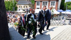 Procesja ulicami Rybnika z figurą świętego Antoniego - patrona miasta. 