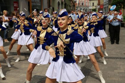 Mażoretki podczas festiwalu Złota Lira. 
