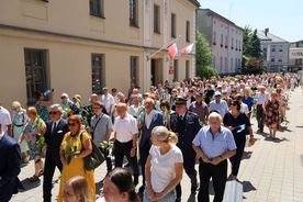 Procesja ulicami miasta z zabytkową figurą św. Antoniego