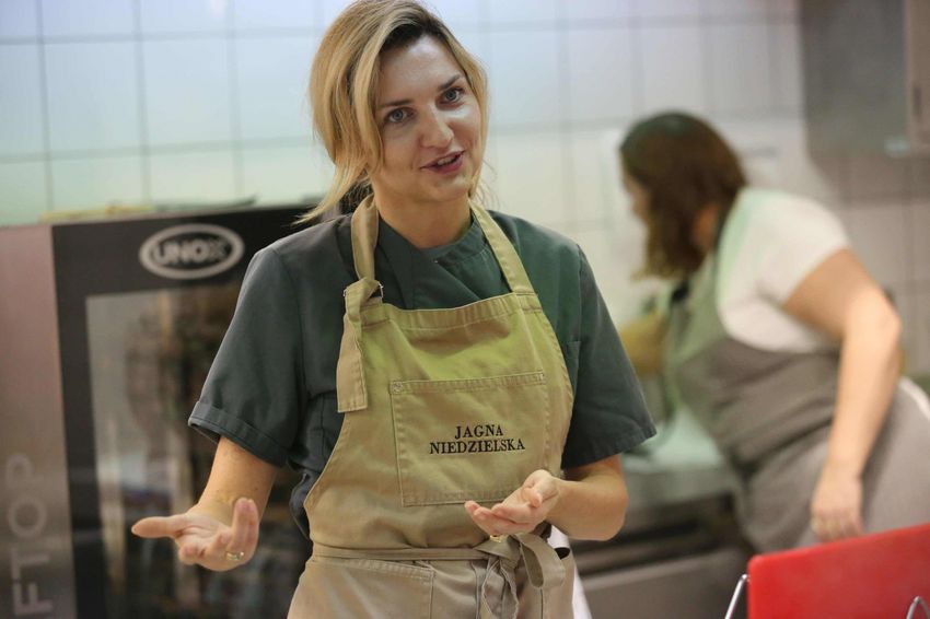 Intendentki i kucharki z rybnickich placówek oświatowych doskonalą swoje umiejętności kulinarne pod okiem Jagny Niedzielskiej