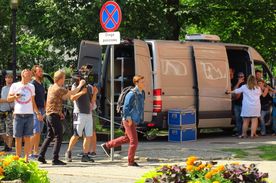 Plan filmowy na terenie zabudowań ceglanych budynków