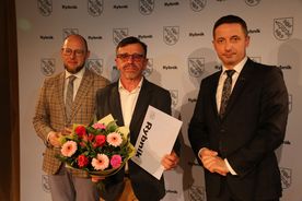 Sportowcy wyróżnieni za osiągnięcia w 2021 roku podczas uroczystej gali z udziałem władz miasta Rybnika. 