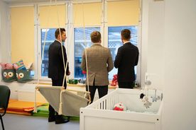 Sprzęty leczniczo-rehabilitacyjne w salach rybnickiego Ośrodka Leczenia i Rehabilitacji Dzieci im. św. Jana Pawła II 