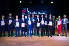 Uroczystość wręczenia na scenie nagród dla rybnickich prymusów
