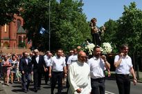 Procesja rybniczan ulicami miasta z zabytkową figurą świętego Antoniego