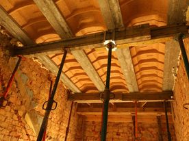 Swierklanska fot.LucynaTyl 9 Wnętrze ceglanego budynku w czasie gruntownego remontu, stropy podparte belkami.