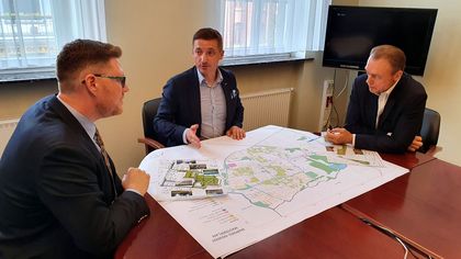 Spotkanie w rybnickim magistracie z udziałem Prezydenta Rybnika Piotra Kuczery, Zastępcą Prezesa RSM Markiem Newe oraz Przewodniczącym Komisji Transportu i Mobilności Miejskiej Rady Miasta Rybnika Radosławem Kneszem. 
