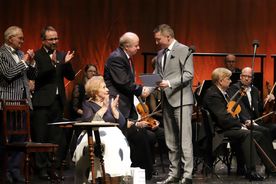 Prezydent Rybnika Piotr Kuczera podczas koncertu symfonicznego z udziałem Lidii Grychtołówny oraz Orkiestry Symfonicznej Filharmonii Rybnickiej