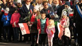 Obchody Święta Niepodległości na rybnickim rynku - flagi, mieszkańcy, żołnierze, poczty sztandarowe...