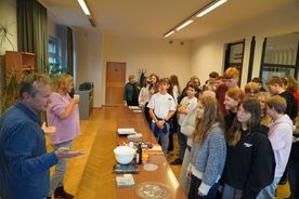 Grupa młodzieży słuchająca mężczyzny